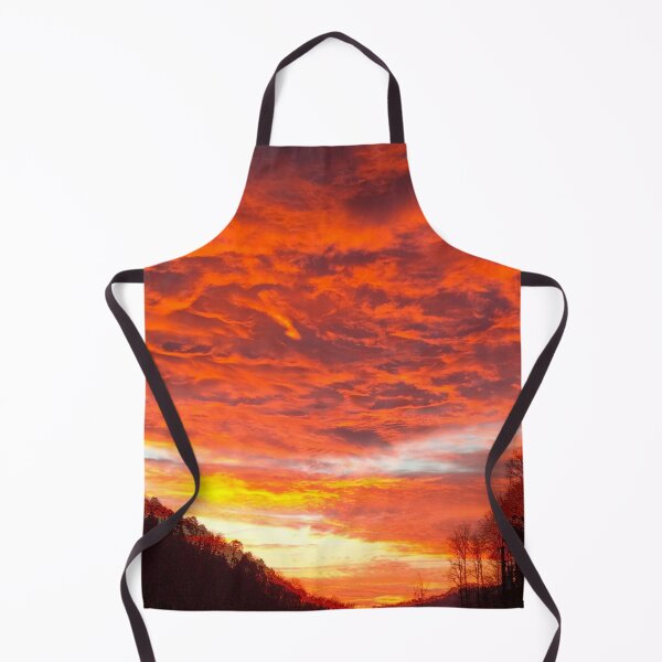 Artikelvorschau, Lebhafter Sonnenaufgang mit riesigen Orangen und Gelben, die die Wolken am Morgenhimmel beleuchten entworfen und verkauft von PrettyLittlePic.