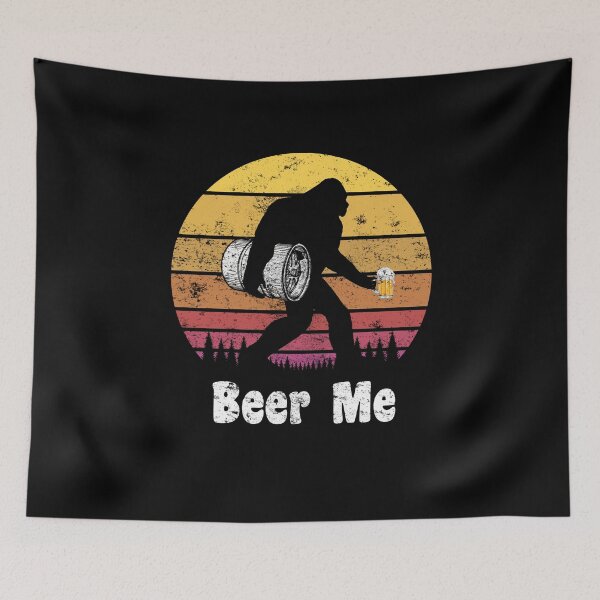 Artikelvorschau, Bier mich Bigfoot lustiger Sasquatch Retro Sonnenuntergang entworfen und verkauft von Silly Dad Shirts.