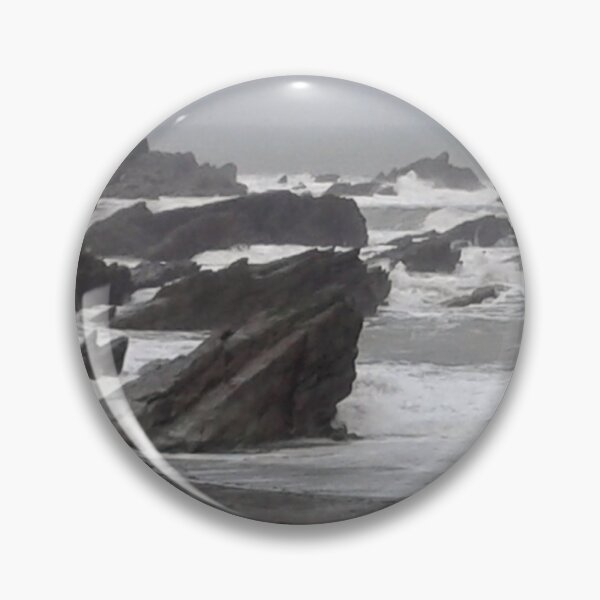 Artikelvorschau, Stürmisches Wasser an einem felsigen Strand in Ilfracombe entworfen und verkauft von Justmum63.