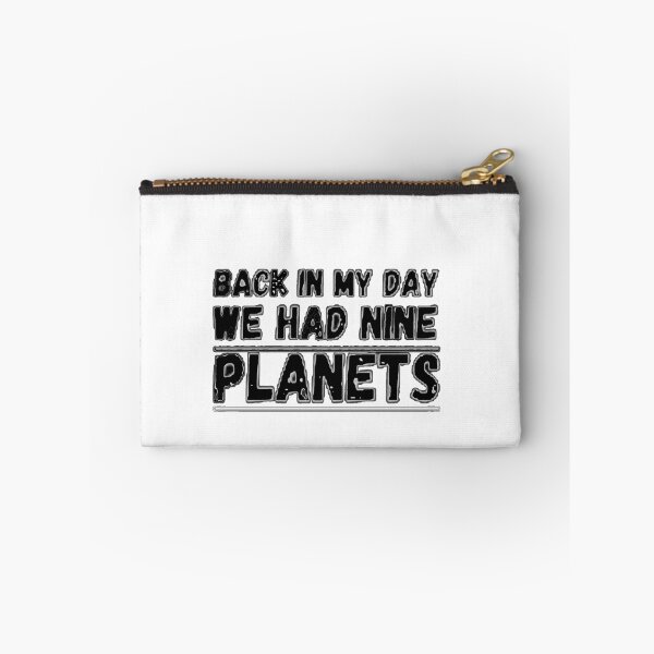 Artikelvorschau, Zurück in meinem Tag hatten wir neun Planeten, Pluto-T-Shirts, Pluto-Aufkleber, Pluto-Masken, Pluto-Telefonhüllen, Pluto-Poster, Pluto-Sweatshirts und -Hoodies entworfen und verkauft von goodshop1.