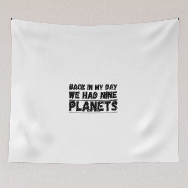 Artikelvorschau, Zurück in meinem Tag hatten wir neun Planeten, Pluto-T-Shirts, Pluto-Aufkleber, Pluto-Masken, Pluto-Telefonhüllen, Pluto-Poster, Pluto-Sweatshirts und -Hoodies entworfen und verkauft von goodshop1.