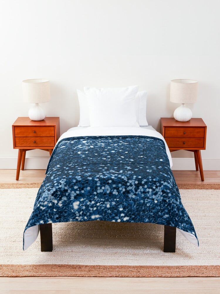 Couvre-lit for Sale avec l'œuvre « Look simulé à paillettes bleu marine »  de l'artiste ColorFlowArt
