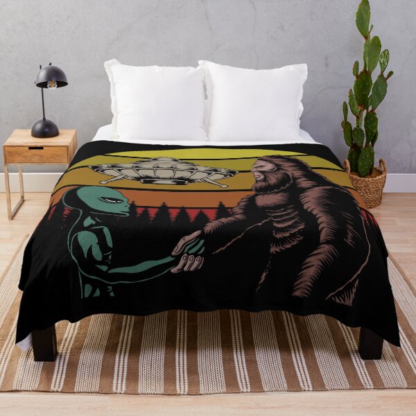 Artikelvorschau, Bigfoot und Alien UFO Verschwörung mit Retro Sunset entworfen und verkauft von Pink Pineapple Works.
