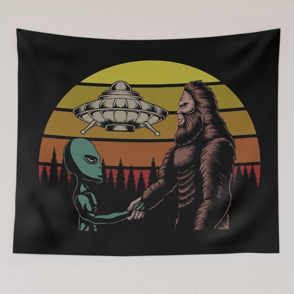 Artikelvorschau, Bigfoot und Alien UFO Verschwörung mit Retro Sunset entworfen und verkauft von Pink Pineapple Works.