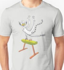 Kühler Lemur, der auf einem Pauschenpferd trainiert Slim Fit T-Shirt
