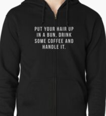 Setzen Sie Ihr Haar in ein Brötchen, trinken Sie etwas Kaffee und behandeln Sie es. Kapuzenjacke