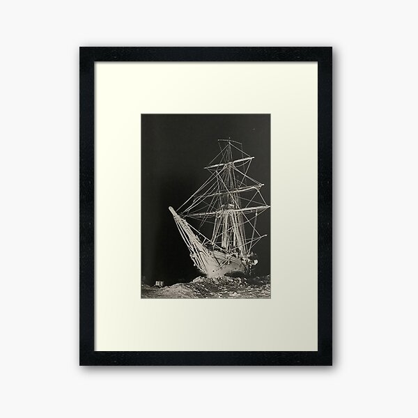 Aperçu de l'œuvre Shackleton's Endurance by night, piégé dans la glace et photographié par Frank Hurley en 1915 créée et vendue par Pelikancrazy.