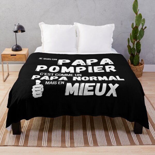 Aperçu de l'œuvre Un papa pompier comme un papa normal cadeau fun créée et vendue par TeeJfm.