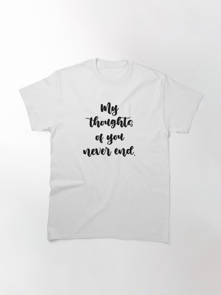 Aperçu 3 sur 7. T-shirt classique avec l'œuvre Mes pensées sur toi créée et vendue par EternallyBooked.