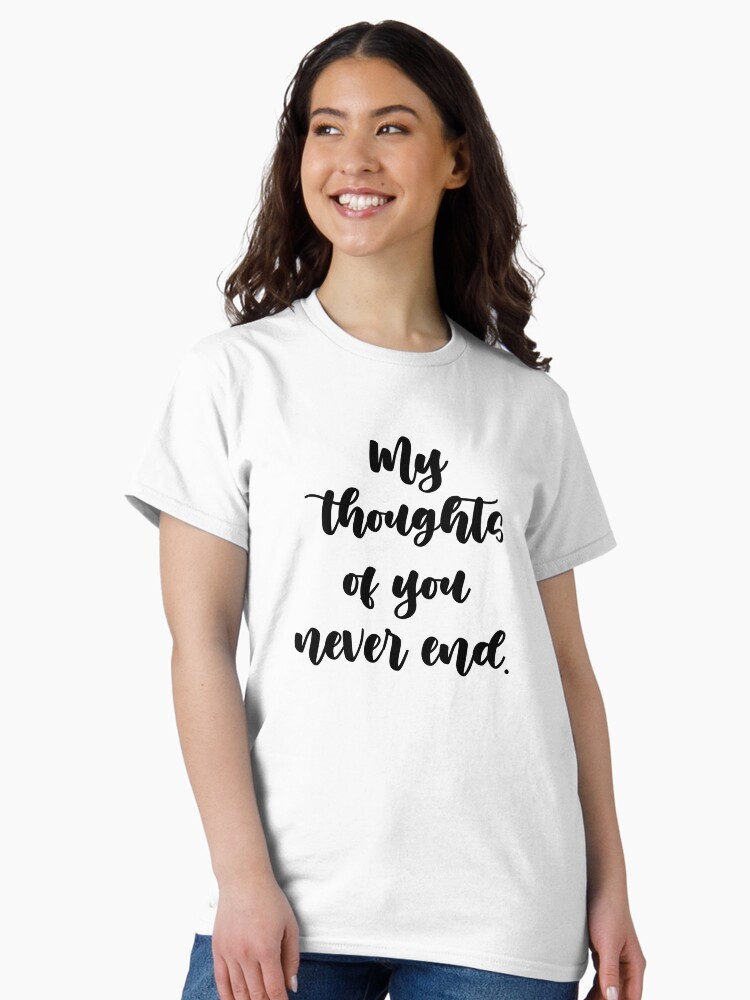 Aperçu 2 sur 7. T-shirt classique avec l'œuvre Mes pensées sur toi créée et vendue par EternallyBooked.
