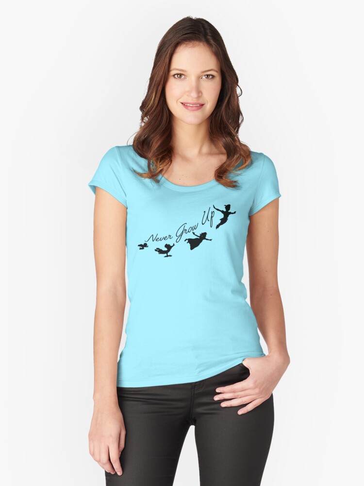 Imagen 1 de 3, Camiseta entallada de cuello ancho con la obra Nunca crecer, diseñada y vendida por comradesupreme.