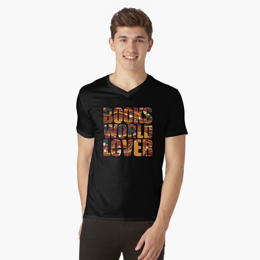 Vista previa del artículo con la obra «Camiseta de cuello en V», diseñado y vendido por bibliotee.