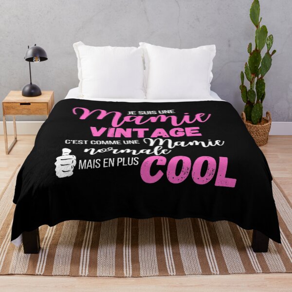 Aperçu de l'œuvre Une mamie vintage en plus cool cadeau humour créée et vendue par TeeJfm.