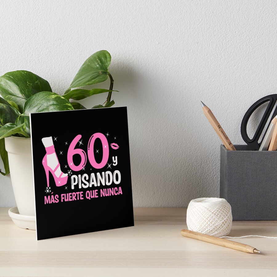 Póster for Sale con la obra «60 y Pisando Más Fuerte Que Nunca | 60 Años  Cumpleaños Regalo de 60 Años para Mujer» de InkItStudio | Redbubble