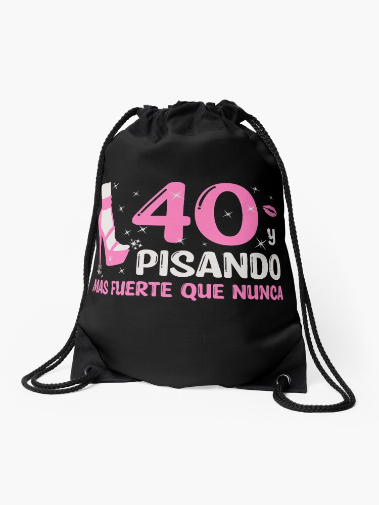 40 y Pisando Más Fuerte Que Nunca, 40 Años Cumpleaños Regalo de 40 Años  para Mujer Drawstring Bag for Sale by InkItStudio