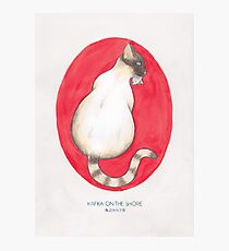 Lámina fotográfica Kafka de Haruki Murakami en la orilla // Ilustración de un gato siamés con un pez en la boca con lápiz y acuarela