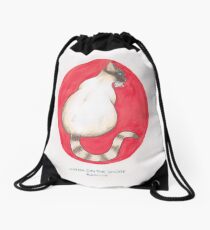 Mochila saco Kafka de Haruki Murakami en la orilla // Ilustración de un gato siamés con un pez en la boca con lápiz y acuarela