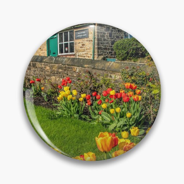 Artikelvorschau, Tulpen im Frühling in Wentworth, Yorkshire, UK entworfen und verkauft von Itsgrimupnorth.