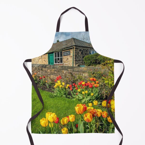 Artikelvorschau, Tulpen im Frühling in Wentworth, Yorkshire, UK entworfen und verkauft von Itsgrimupnorth.