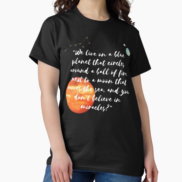 Vista previa del artículo con la obra «Vivimos en un planeta azul que gira alrededor de una bola de fuego al lado de una luna que mueve el mar, ¿y tú no crees en milagros?», diseñado y vendido por Kaboza.