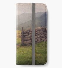 Nevis Mountian range iPhone Flip-Case/Hülle/Skin