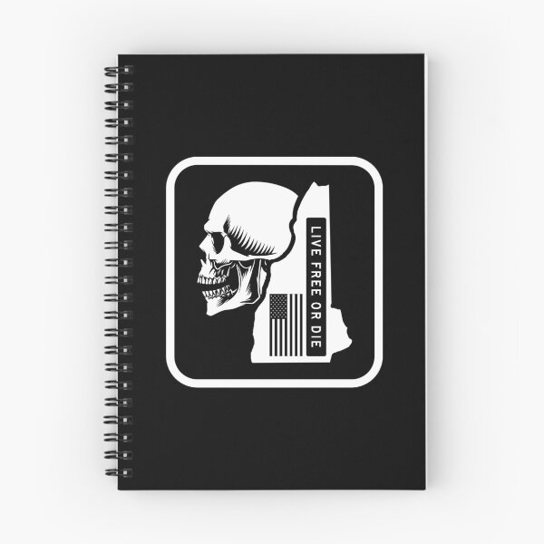 Aperçu de l'œuvre Live Free or Die, Skull, US Flag, New Hampshire Town Line Sign créée et vendue par TownLineSigns.