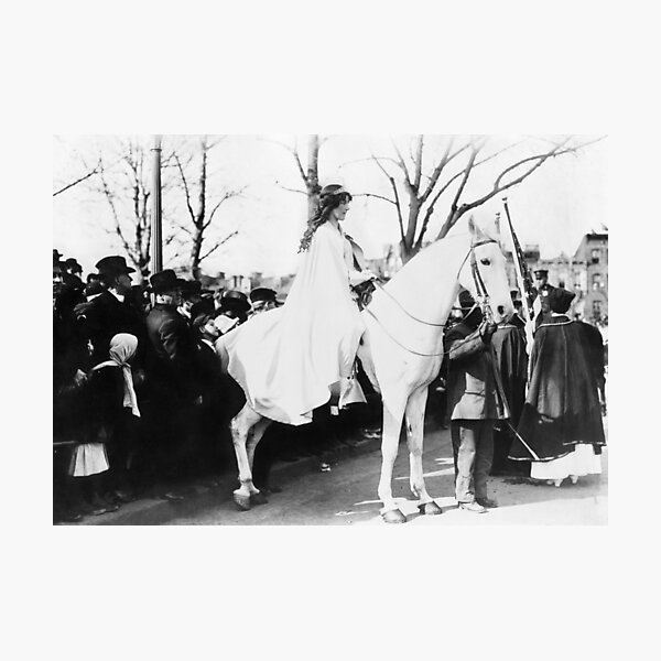 Vista previa del artículo con la obra «Inez Milholland sobre caballo blanco - Desfile del sufragio femenino 1913», diseñado y vendido por warishellstore.