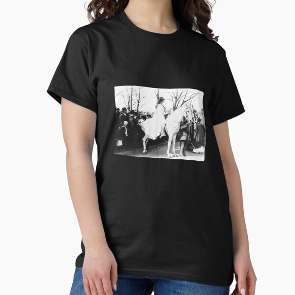 Vista previa del artículo con la obra «Inez Milholland sobre caballo blanco - Desfile del sufragio femenino 1913», diseñado y vendido por warishellstore.