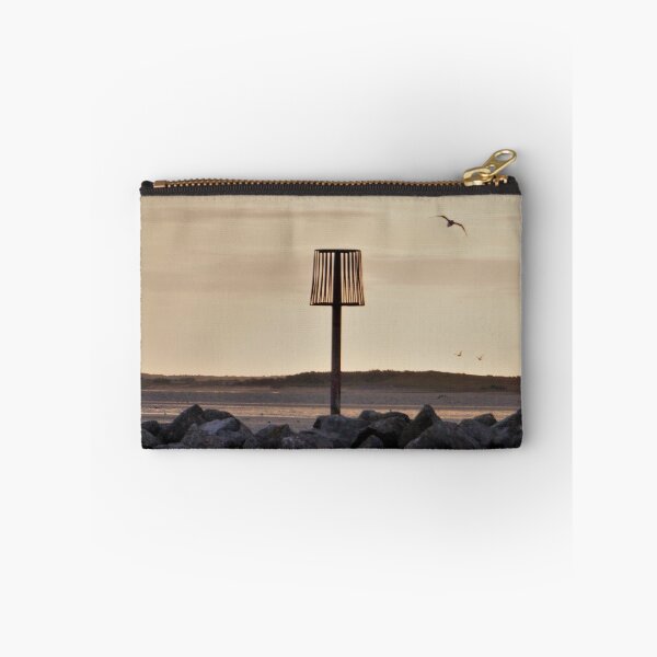 Aperçu de l'œuvre Oiseaux survolant la plage au coucher du soleil créée et vendue par PowderLanePress.