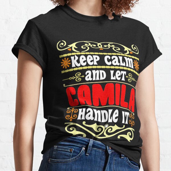 Mantenga la calma y deje que Camila se encargue, nombre Camila Camiseta clásica
