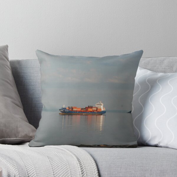 Artikelvorschau, Containerschiff in Brodick Bay, Insel Arran entworfen und verkauft von Jeff McCormick.