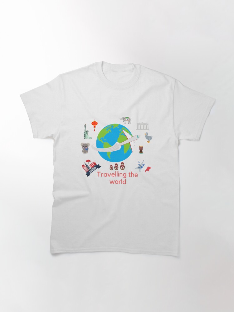 T-shirt classique avec l'œuvre Travelling the World T Shirt créée et vendue par HerLyfestyle