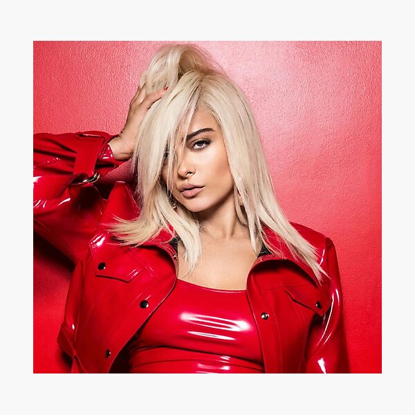 Artikelvorschau, BEBE REXHA Rote Lederjacke entworfen und verkauft von Mycxh.