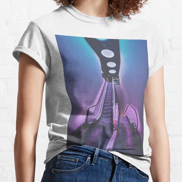 Synthwave stairs Classic T-Shirt