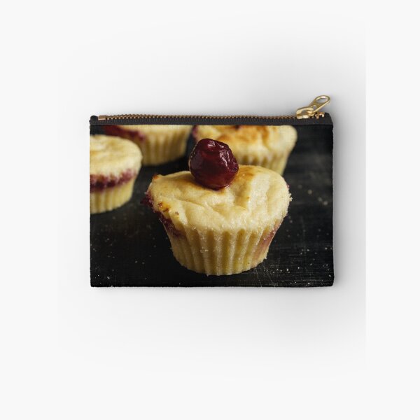Artikelvorschau, Cupcakes mit Kirschen. entworfen und verkauft von olhakozachenko.