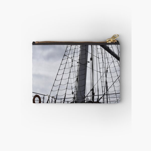 Aperçu de l'œuvre Naviguer sur le Gorch Fock créée et vendue par Periscope9.