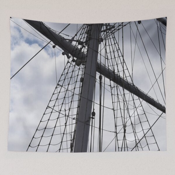 Aperçu de l'œuvre Naviguer sur le Gorch Fock créée et vendue par Periscope9.