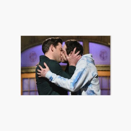 Artikel-Vorschau von Pete Davidson und John Krasinski küssen sich, designt und verkauft von Karsmultifam.