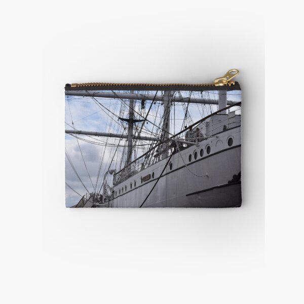 Aperçu de l'œuvre Naviguer sur le Gorch Fock créée et vendue par Periscope9.