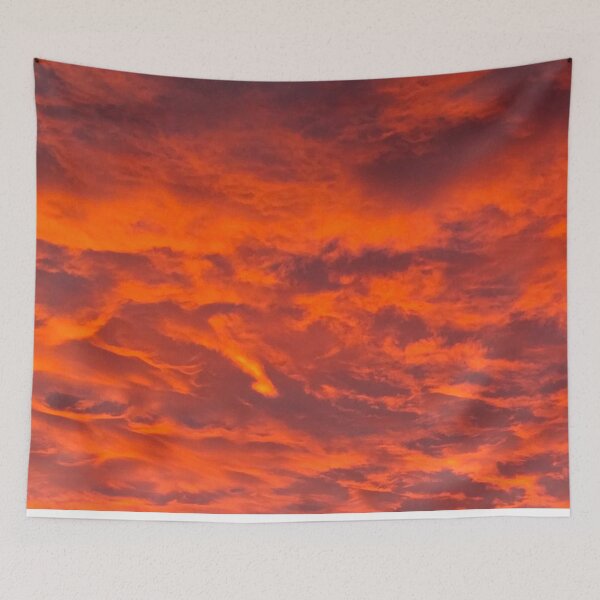Artikelvorschau, Lebendige orangefarbene Wolken, ein pastellfarbener Sonnenaufgang mit riesigen Orangen und Gelbtönen, die den Morgenhimmel beleuchten entworfen und verkauft von PrettyLittlePic.