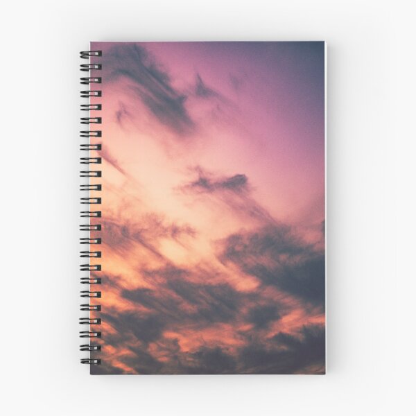 Aperçu de l'œuvre Coucher de soleil nuageux rose pastel, violet et bleu créée et vendue par WePrintTees.