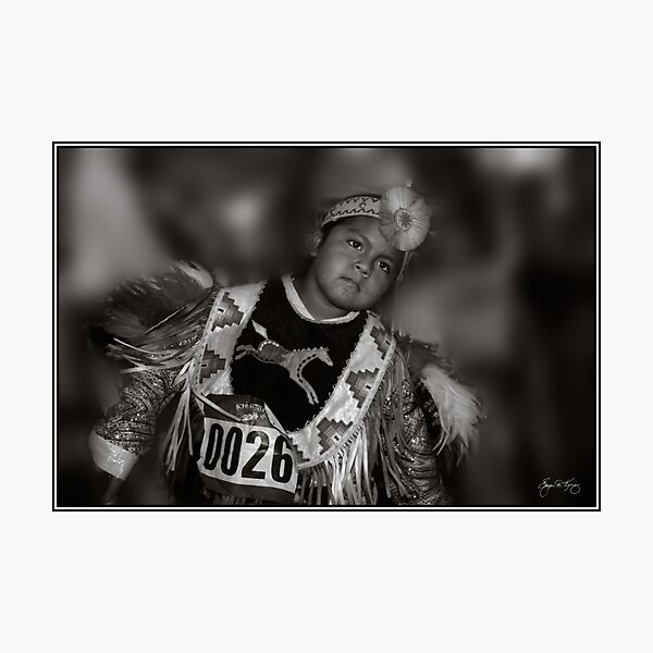 Artikel-Vorschau von Portrait eines stolzen jungen Tänzers, Schememetz Pow Wow, designt und verkauft von Wayne King.