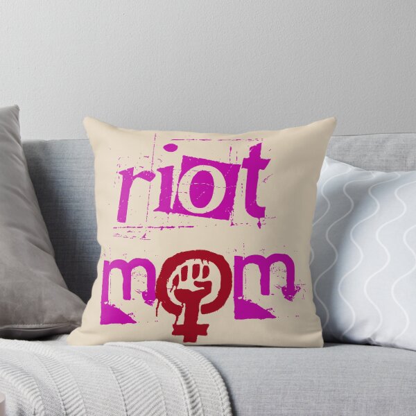 Aperçu de l'œuvre RIOT (GRRRL) MOM (texte rose) créée et vendue par RabbitWithFangs.