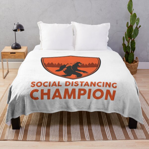 Aperçu de l'œuvre T-shirt drôle de champion de distance sociale Trendy Meme créée et vendue par TheFlipRepublic.