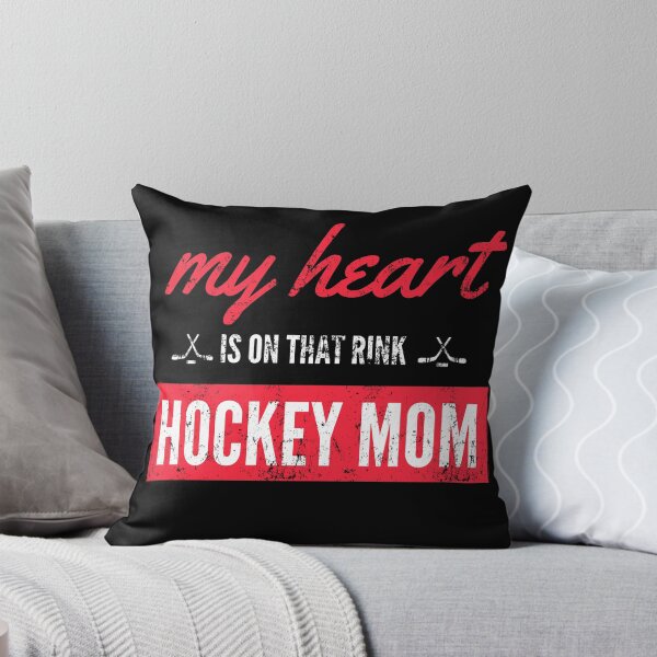 Artikelvorschau, Mein Herz ist auf dieser Eisbahn Hockey Mom entworfen und verkauft von Sujitra  Romyen.
