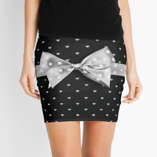 Linda Pajarita Blanca con Corazón Fondo Negro Minifalda