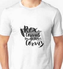 Camiseta ajustada Hacer camino para el rey del cuervo