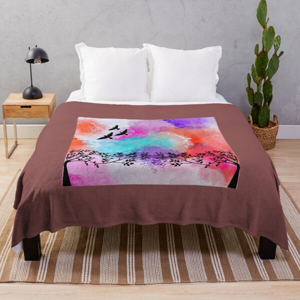 Artikelvorschau, 3 Raben fliegen bunten Himmel entworfen und verkauft von Byoudesigns.