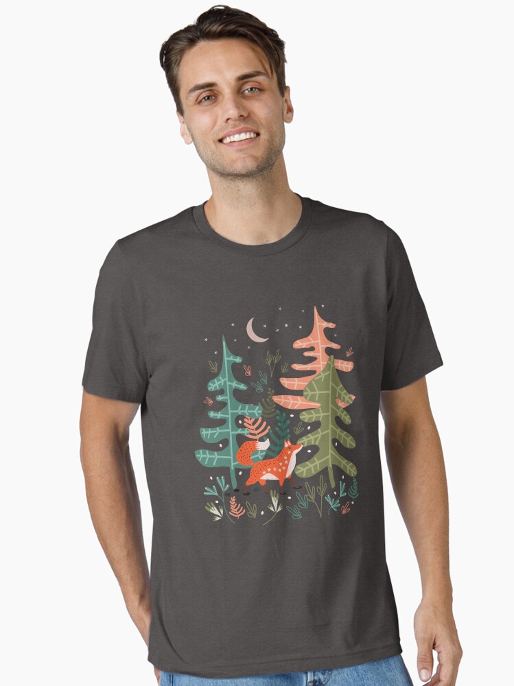 Thumbnail 1 von 7, Essential T-Shirt, Volksanimaol Illustration. Ein wunderlicher Fantasiefuchs in einer Kiefernwaldlandschaft. designt und verkauft von elenor27.