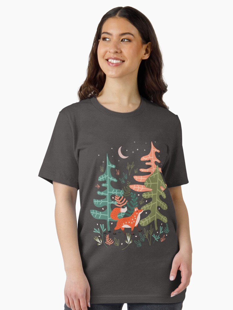 Thumbnail 2 von 7, Essential T-Shirt, Volksanimaol Illustration. Ein wunderlicher Fantasiefuchs in einer Kiefernwaldlandschaft. designt und verkauft von elenor27.